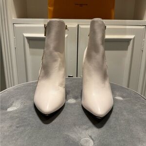 Catherine Malandrino white ankle boots size 9, Gold zipper details & gold heels